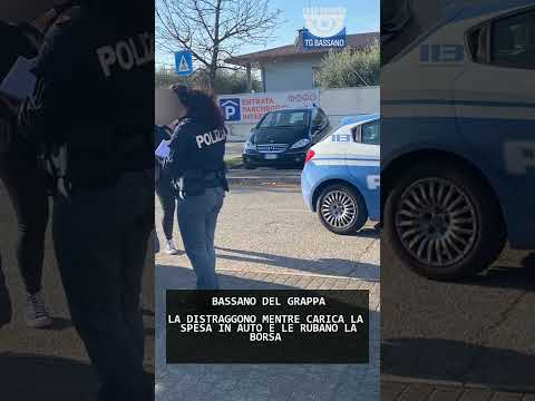 LA DISTRAGGONO MENTRE CARICA LA SPESA IN AUTO E LE...