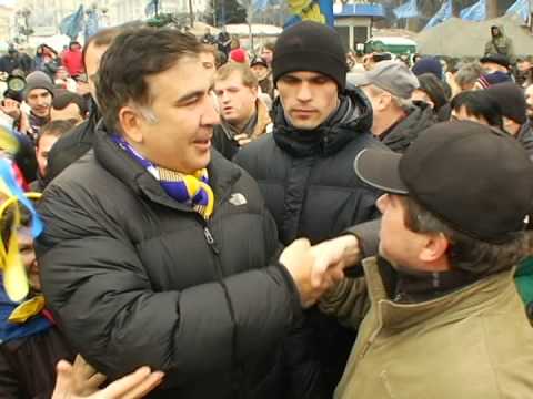 სიტყვით გამოსვლის შემდეგ მიხეილ სააკაშვილი ხალხს მიესალმა