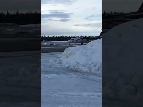 Ravn -8 taxiing
