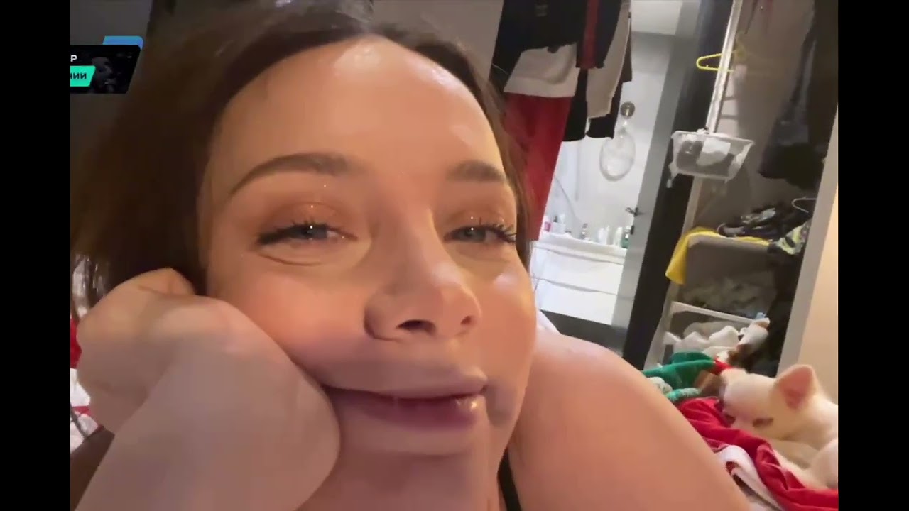 Фасолька показывает ножки на стриме. Ступни фасольки