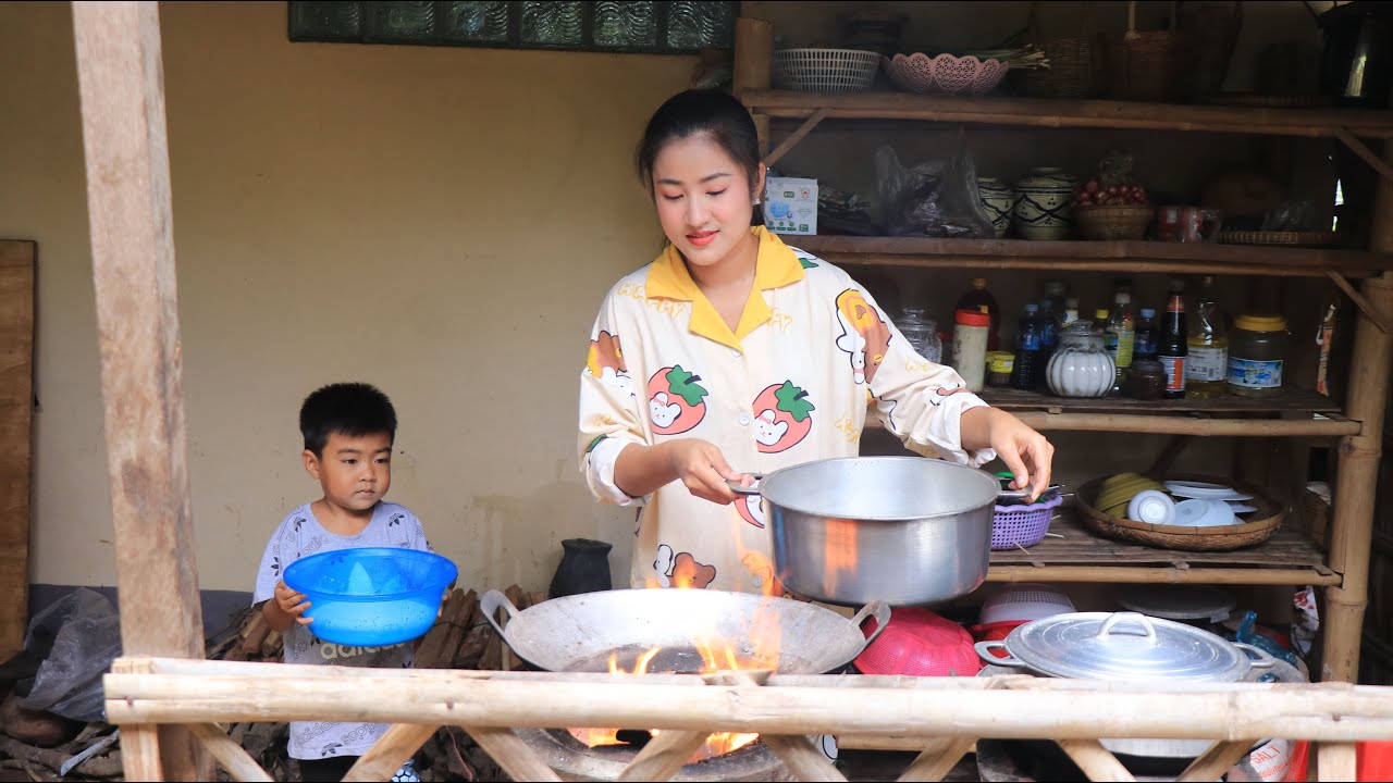 Sreypov Life Show : Seyhak and mommy harvest vegetable for cooking / Sweet and sour beef soup