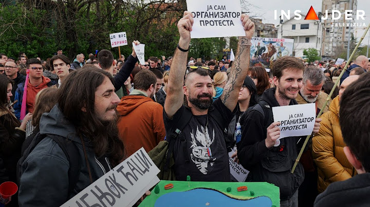 Okupljeni građani ispred Informera: Protiv medijskih laži i za promenu sistema