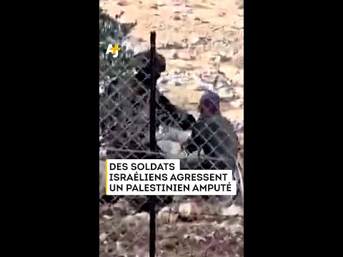جندية إسرائيلية تهاجم فلسطينيًا مُقَطعًا