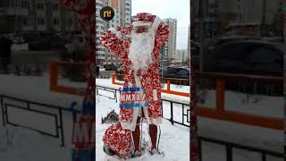 В Подольске ростовую фигуру Артёма Дзюбы нарядили в костюм Деда Мороза