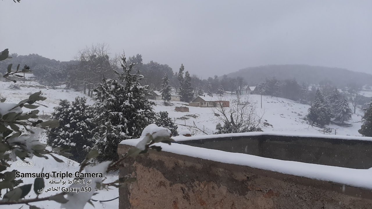 اراضي الاطلس المتوسط مرحبا بكم بمدينة خنيفرة الامازيغية وسقوط الثلوج