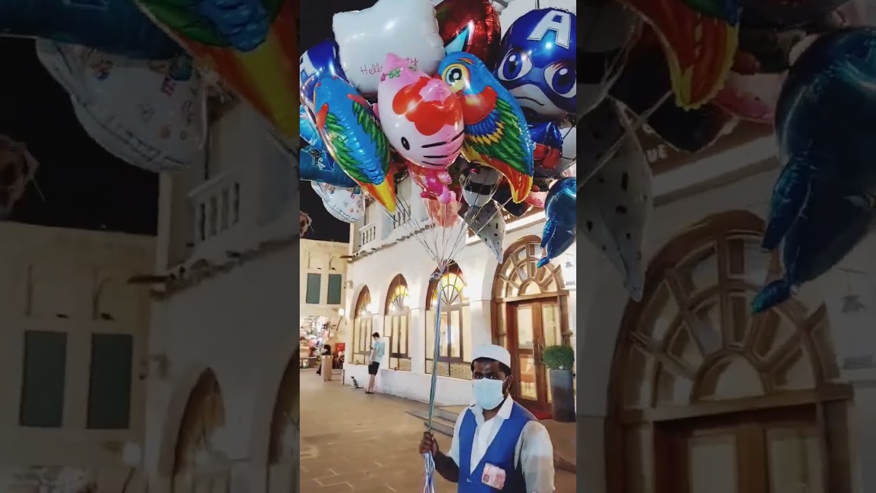 Variety balloon seller 