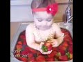 طفله جميله وكيووووت مع الفراوله
