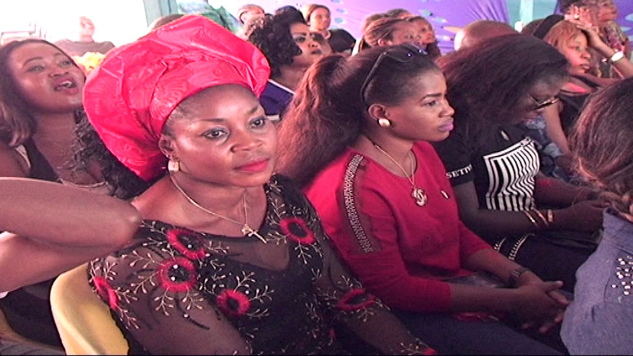 Vol 1. FLEXING TIME WITH DR SUNSHINE OMOROKUNWA. LIVE ON STAGE VOL1