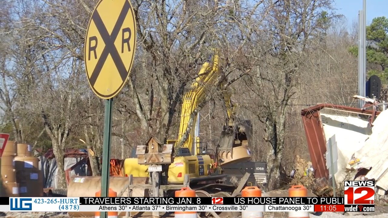 Crews Working to Clean Up Train Crash Wreckage in Collegedale - YouTube