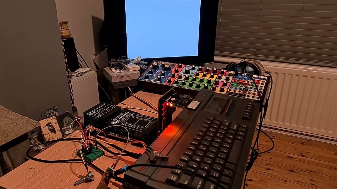 DJ ZX - ZX Spectrum playing an analog synth. - YouTube