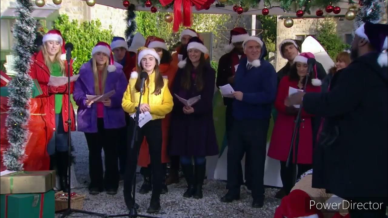 emmerdale-moira-and-amy-panic-when-they-sees-kyle-talking-to-swirling