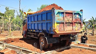 Truk Jomplang.Mobil Truk TOYOTA DYNA Bongkar MUATAN Timbunan FULL BAK Menggunung Di TANJAKAN PONDASI
