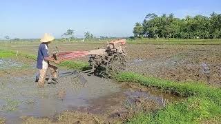 traktor lewat pematang sawah terjal