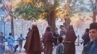 1919 yılında bir Haziran günü Fatih Camii avlusuna bakıyorsunuz.