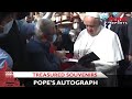 Lautographe du pape laisse aux plerins de prcieux souvenirs de leur rencontre