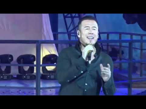 杨坤陪同女友人现身电影院，女方自然挽起他的手臂