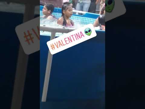 niña bailando en piscina