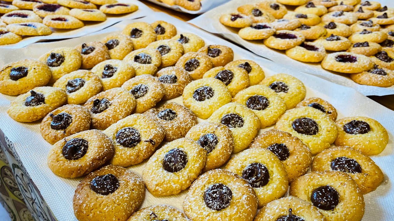 Biscotti di frolla con una tecnica velocissima.no stampi niente ritagli. velocissimi belli buoni ￼ ￼