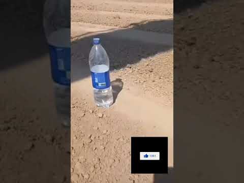 بارکردن درب قوطی آب معدنی توسط بیل مکانیکی دیدن دره به این مگن راننده پایه یک معدن بیل مکانیکی