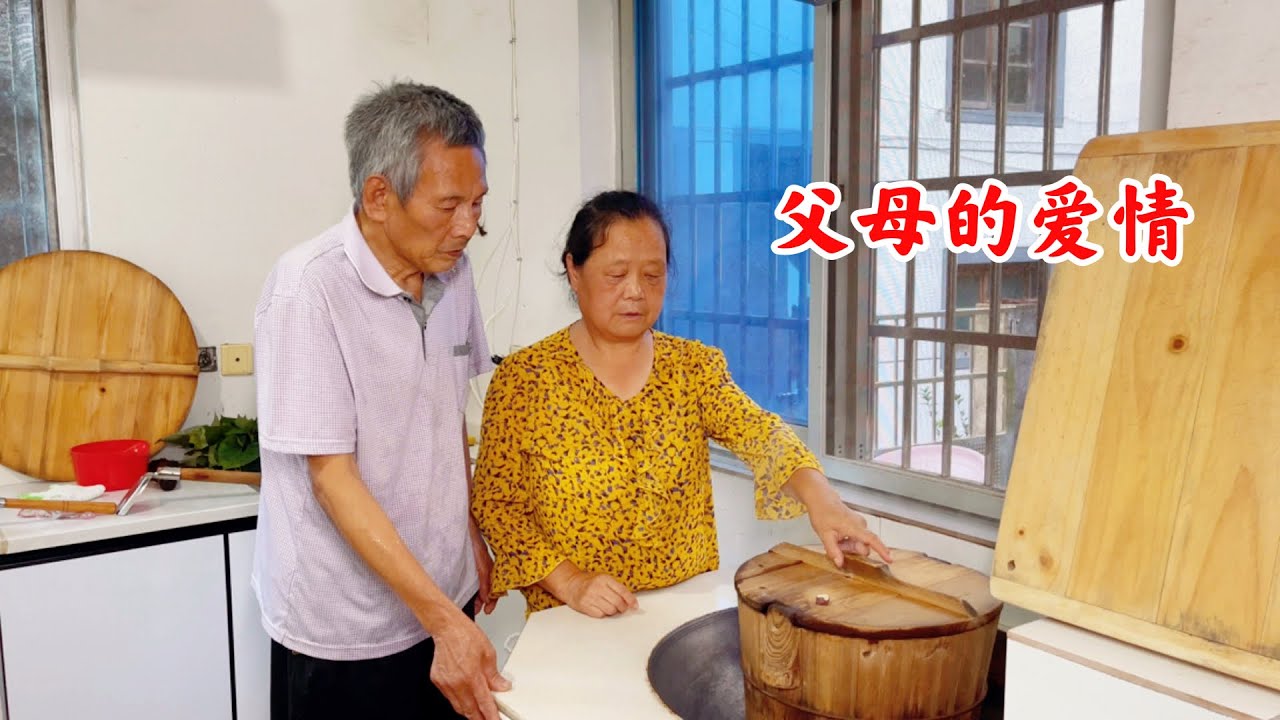 1988年的相纸上，藏着爸妈的青春。爸爸一副不修边幅的模样，妈妈却是惊艳了时光的美人。听妈妈讲述从前，才发现那个年代的爱情，纯粹得让人羡慕，喜欢，就是全部的理由