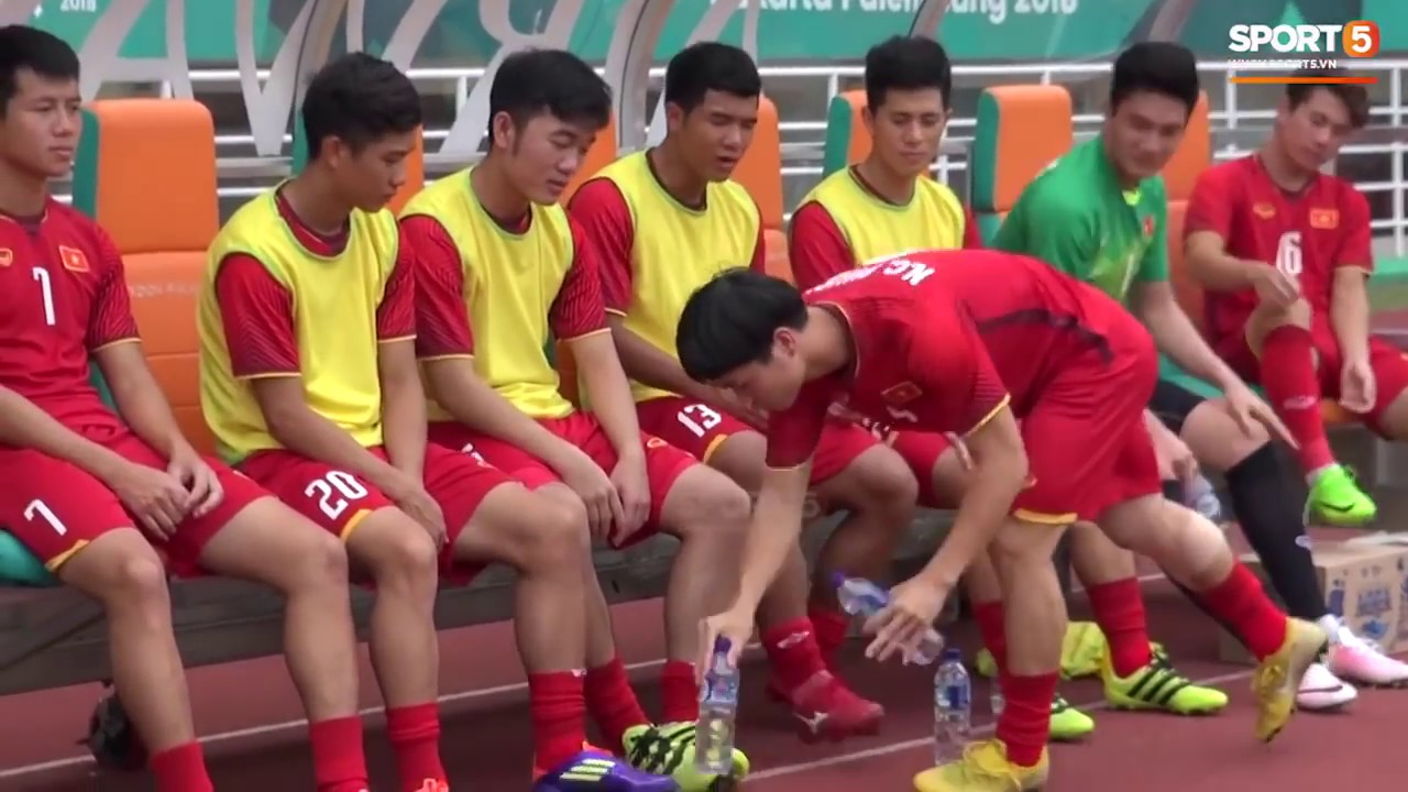 Tùng Lê Sport5 Công Phượng làm shipper cho đồng đội, Xuân Trường vui vẻ trên băng ghế dự bị tại ASIAD
