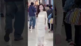When Beauty Meets Confidence 💃 Stunning Girl Walking Through Busy Mall