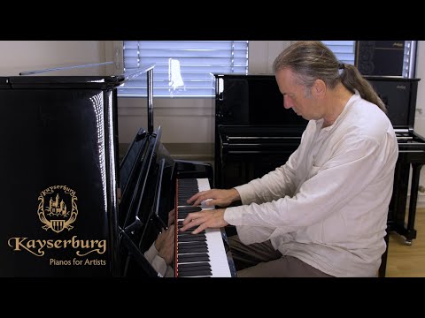 Wolfgang Ellenberger spielt zum ersten Mal ein Kayserburg Piano KA6X