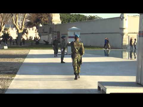 Vídeo: Monumento aos Cherepanovs, Nizhny Tagil: descrição, história e fatos interessantes