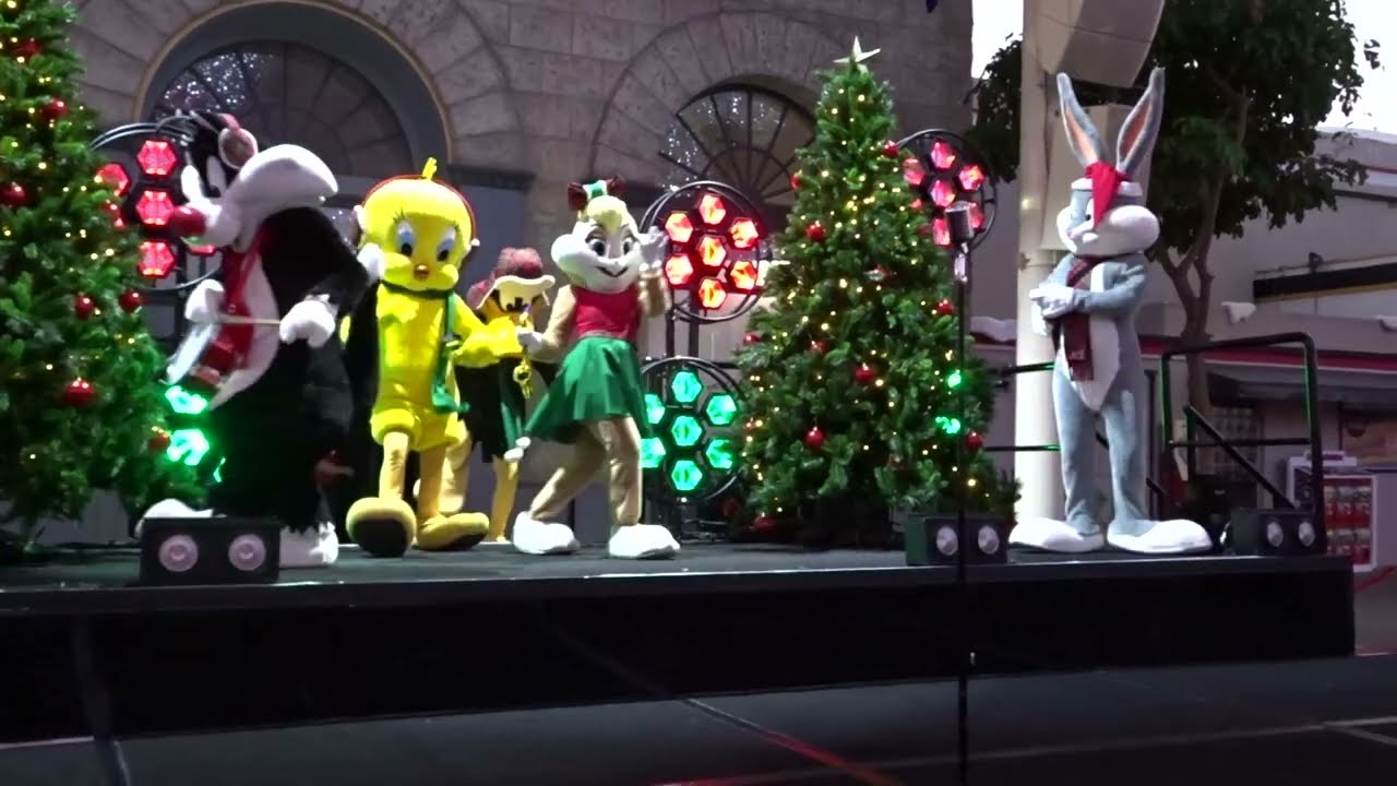 looney Tunes Christmas Dance Show with all your favourite songs Movie World Gold Coast