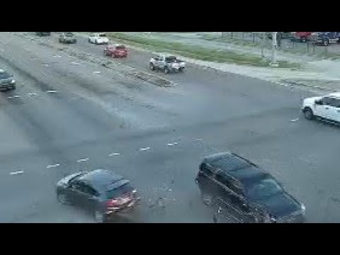 Louisiana: Bad Driver Runs Red Light & Crashes Into Driver Turning Left ...