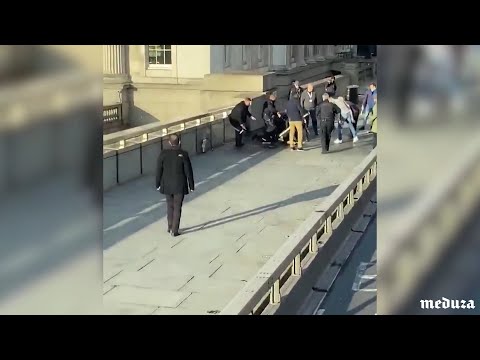 В Лондоне мужчина напал на прохожих с ножом