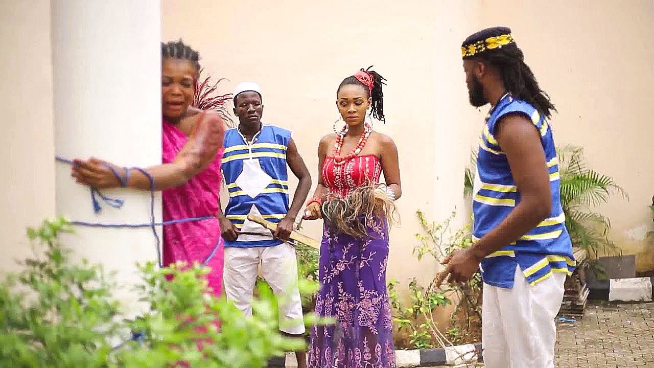 LA PRINCESSE ARROGANTE NE SAIT PAS QUE LA PAUVRE FILLE QU'ELLE A ABUSÉE EST LA VRAIE PRINCESSE