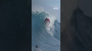 Jack Robinson slipping under the hood Lexus#PipePro Men’s Opening Round is LIVE.