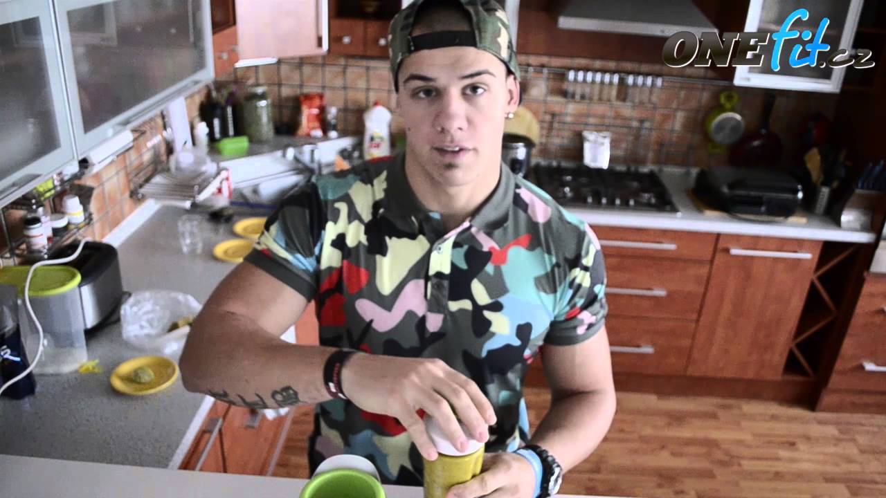 Smoothie mixér DOMO - ovocný smoothie recept od Onefit.cz