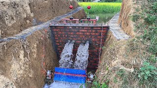 Blocking a small stream to build a hydroelectricity | Free clean energy