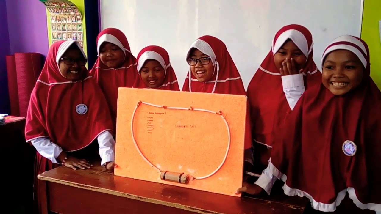 Praktek IPA kelas 6A materi Rangkaian listrik seri MI ASSUYUTIAH 2018