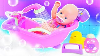 ¡La muñeca Baby Born estrena su nueva bañera! Juegos de bebés para niñas.