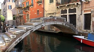 Ponte Chiodo, Venezia, Veneto, Italia, Europa
The Chiodo bridge is a bridge in Venice, located in the Cannaregio district on the Rio di San Felice. It owes its name to the noble Chiodo family who owned it and is characterised by the absence of a parapet. Ponte Chiodo, Venezia, Veneto, Italia, Europa