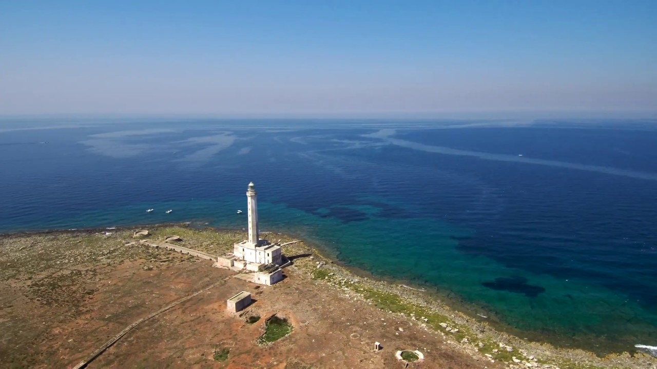 Ripresa aerea con drone sul mare di Gallipoli | 4k faro sull'isola