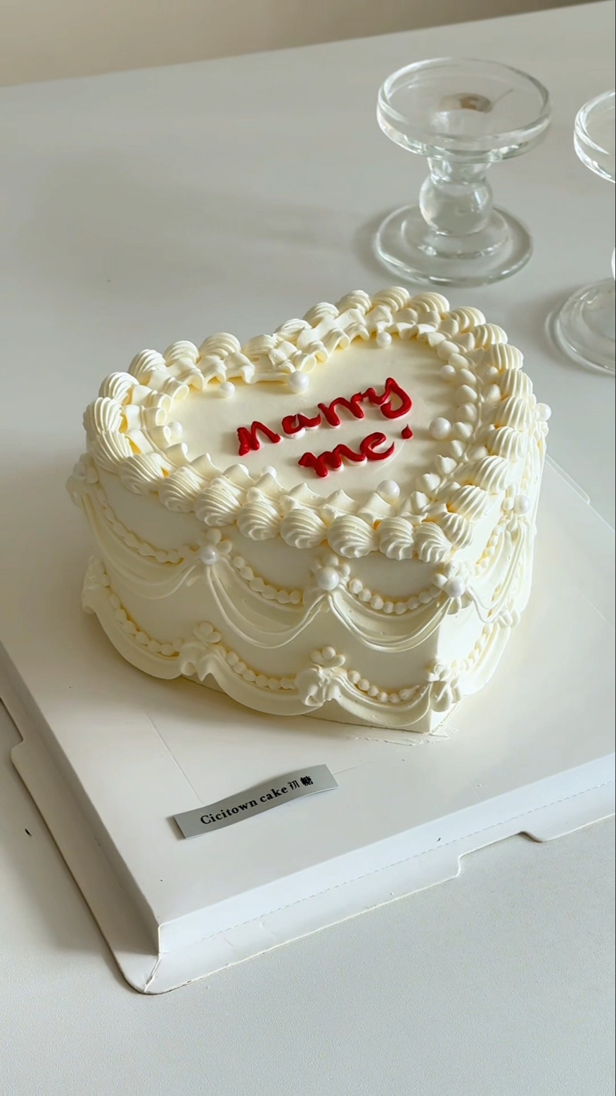 Minimalist retro love cake making ~ A scattered world Meeting you is my greatest happiness Heart