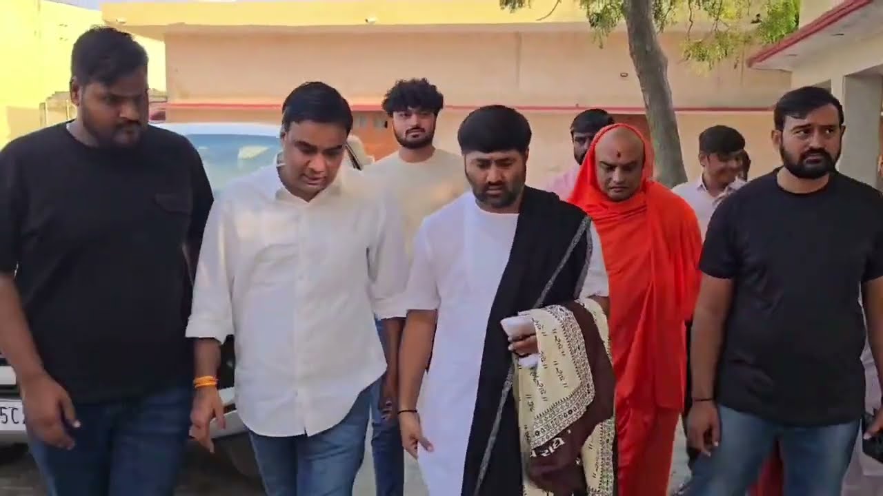 પ.પૂ.નિમકરોલીબાબાના સમાધિ સ્થાન આશ્રમના દર્શન પૂ.જીગ્નેશ દાદાએ અતિ વિનમ્રતા અને ગાઢ ભક્તિભાવ સાથે