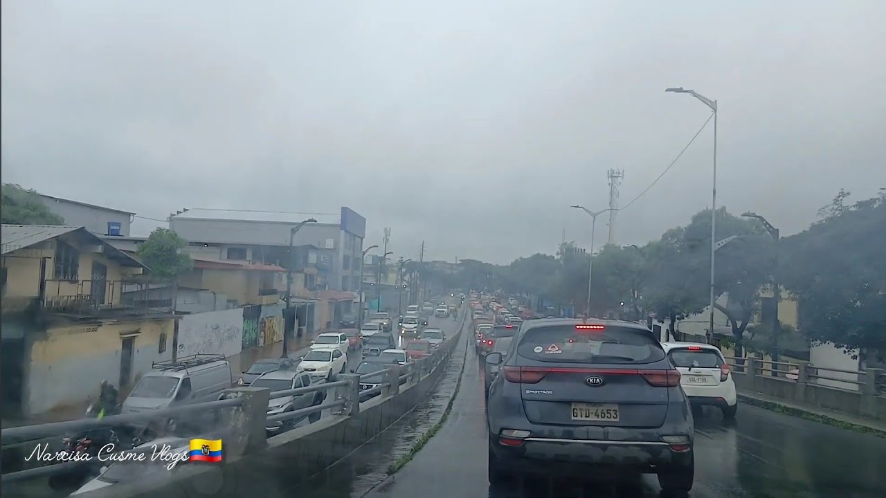 Con neblina y calles inundadas amanecio Guayaquil despues de mas de 10 horas de fuertes lluvias.