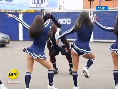 Erika Marquina con las Porristas de Alianza Lima