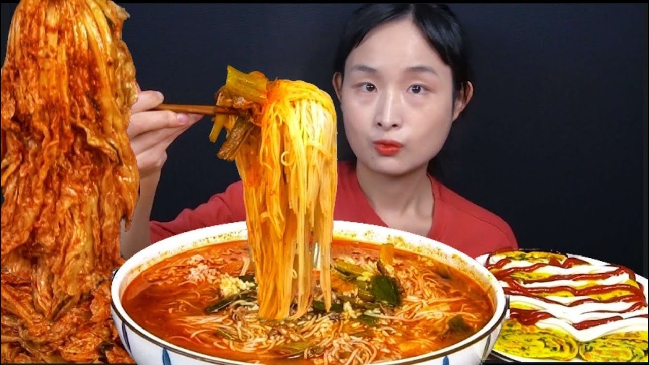 소면 듬뿍 넣은 육개장에 고봉밥 말아서 계란말이 잘익은 김장김치 먹방