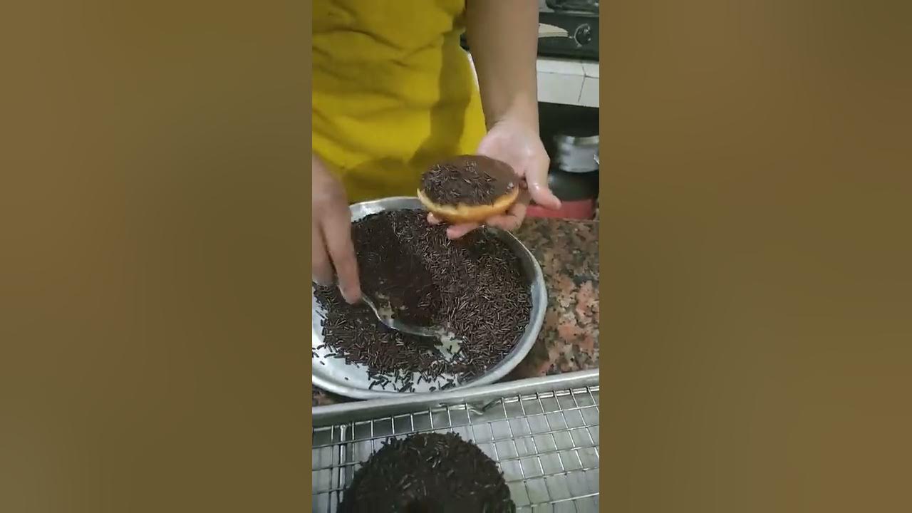 pemberian toping donat pemberian toping donat