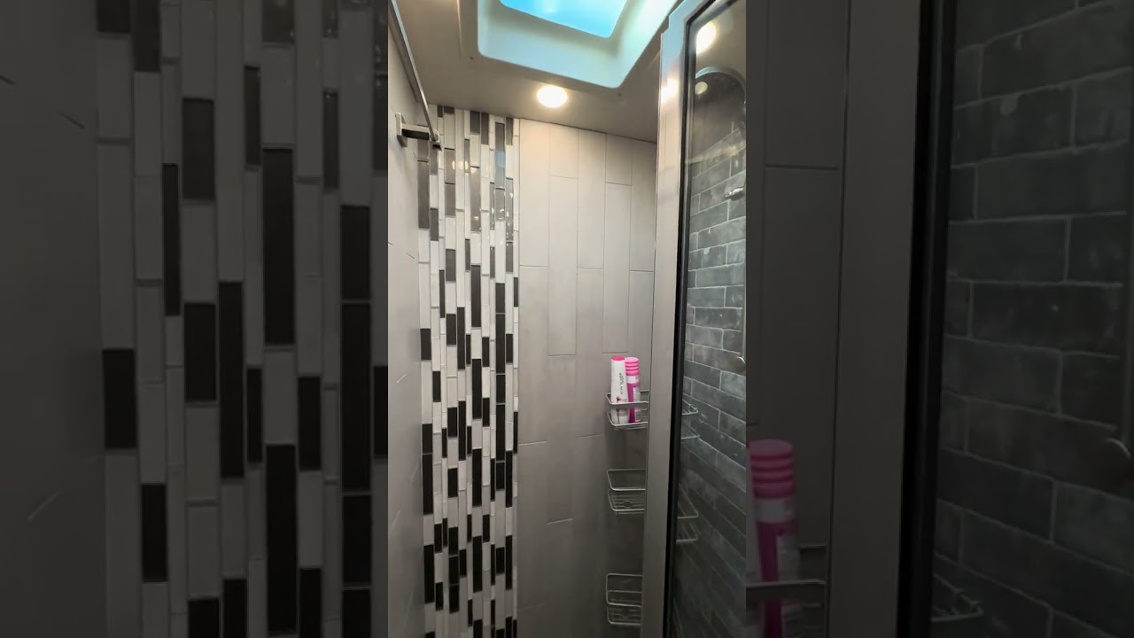 Travel in style in the Realm FS605 Motorhome