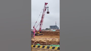 Engineering Heavyweight in Action: Crane Lifting & Earthmoving Synchronized!