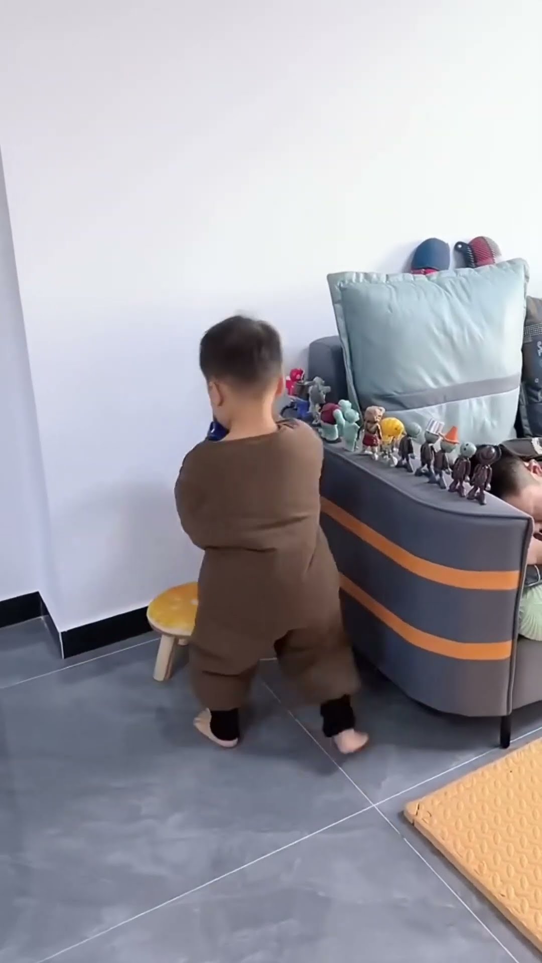 爸爸假装没盖被子，想看看儿子会怎么做#Cute baby#Cute#呆萌小米宝#聪明宝宝#萌娃