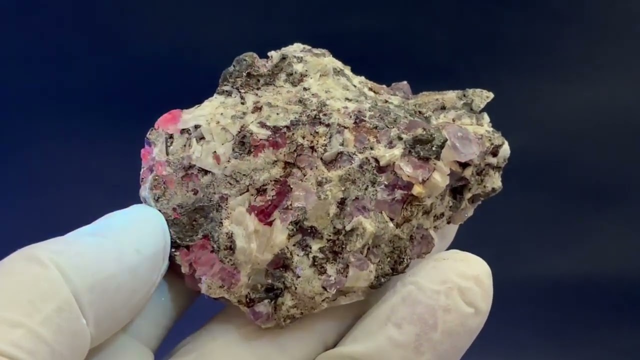メキシコ・オハエラ鉱山産フローライト原石（赤色蛍光） 137.0g