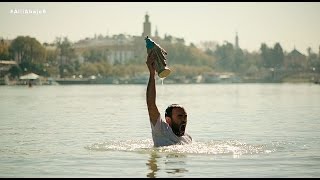 Video thumbnail of "Iñaki lanza la virgen de los milagros al río y se tira para rescatarla de nuevo - Allí abajo"